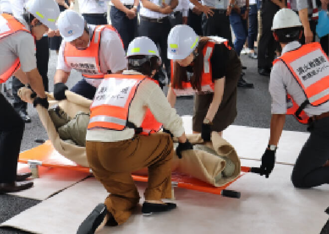救護班による傷病者搬送訓練